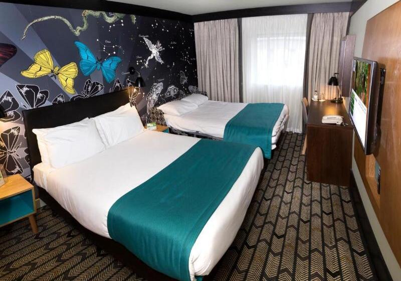 جناح سرير ملكى, Holiday Inn Express & Suites Salisbury, An Ihg