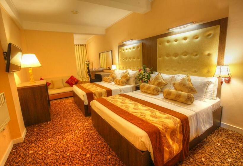 四人豪华间, The Queensburry City