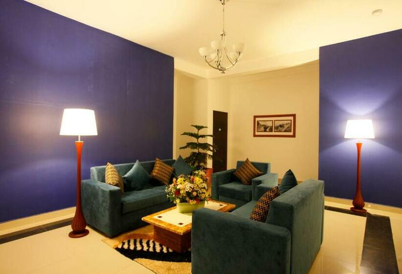 豪华三人间, The Queensburry City