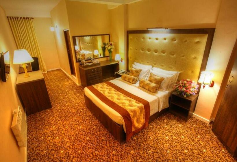Номер Deluxe, The Queensburry City