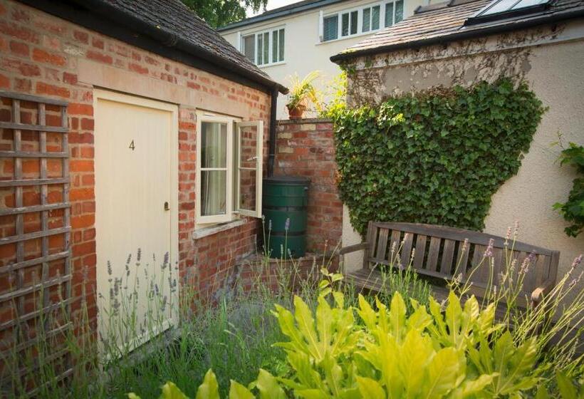 חדר משפחתי, The Talbot Inn