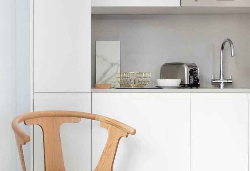 标准工作室, Leman Locke