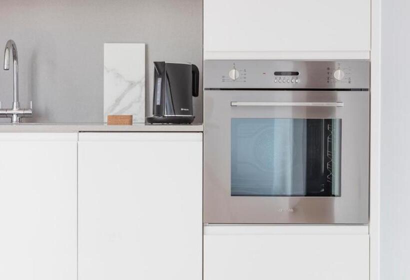 适合残疾人士使用的套间, Leman Locke