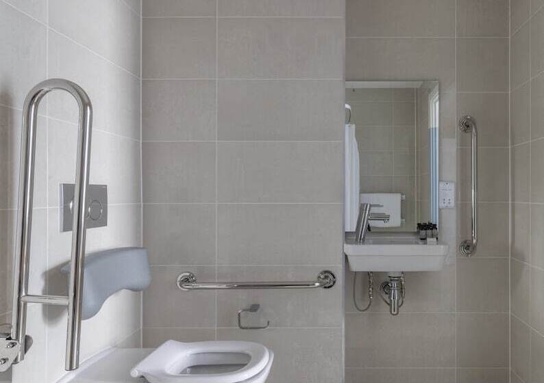 适合残疾人士使用的套间, Leman Locke