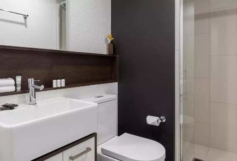 2 Bedroom Apartment with Views, Oaks Melbourne Southbank Suites