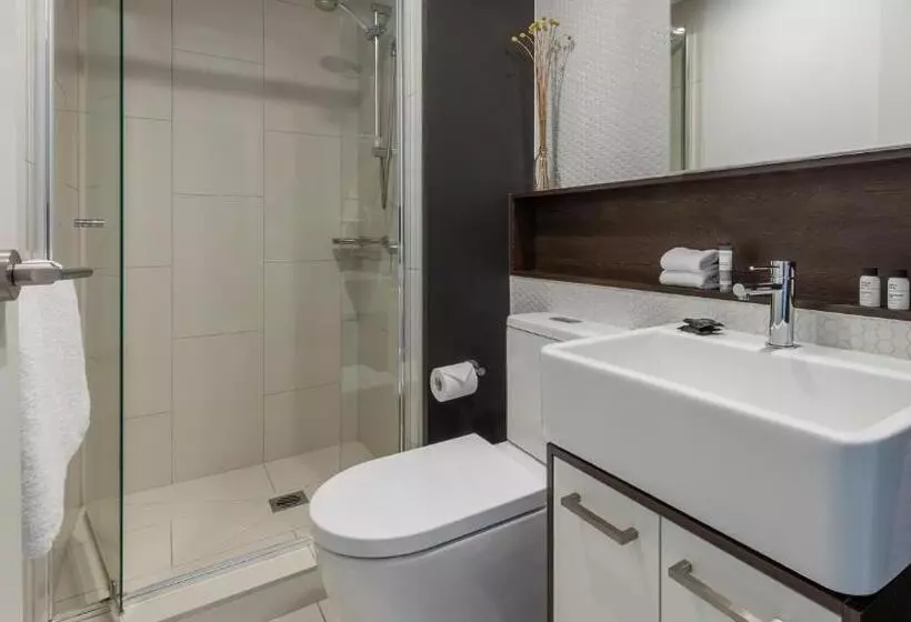 2 Bedroom Apartment with Views, Oaks Melbourne Southbank Suites