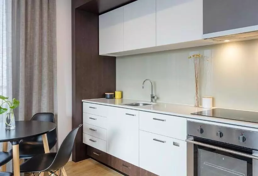 2 Bedroom Apartment with Views, Oaks Melbourne Southbank Suites