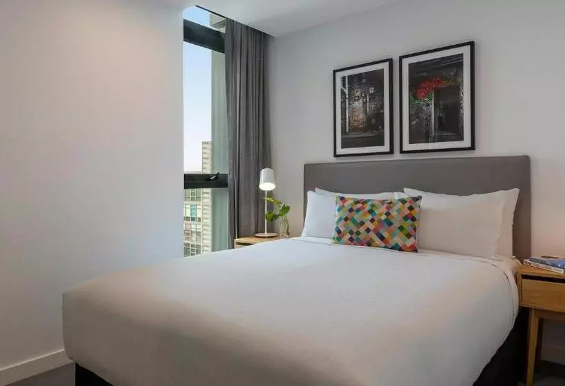 2 Bedroom Apartment with Views, Oaks Melbourne Southbank Suites