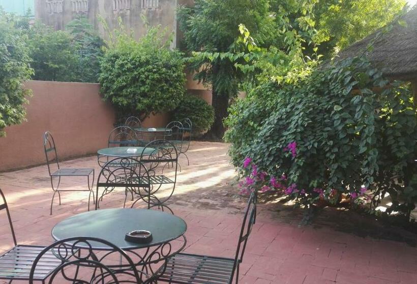 اتاق استاندارد با چشمانداز باغ, Hôtel Les Palmiers