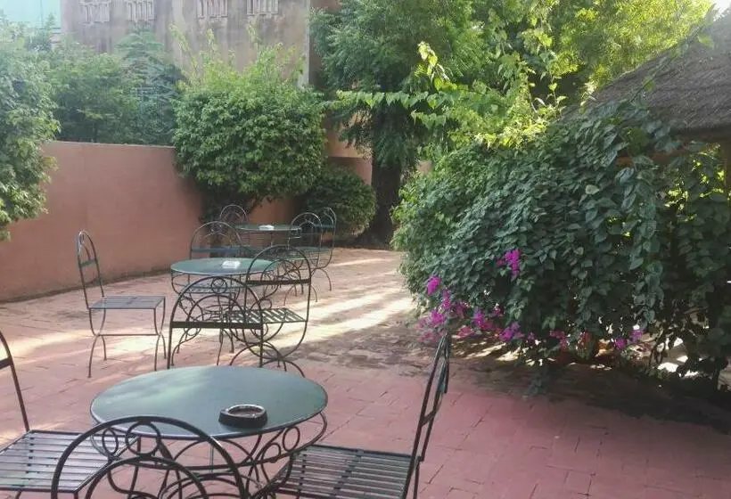اتاق استاندارد با چشم‌انداز باغ, Hôtel Les Palmiers
