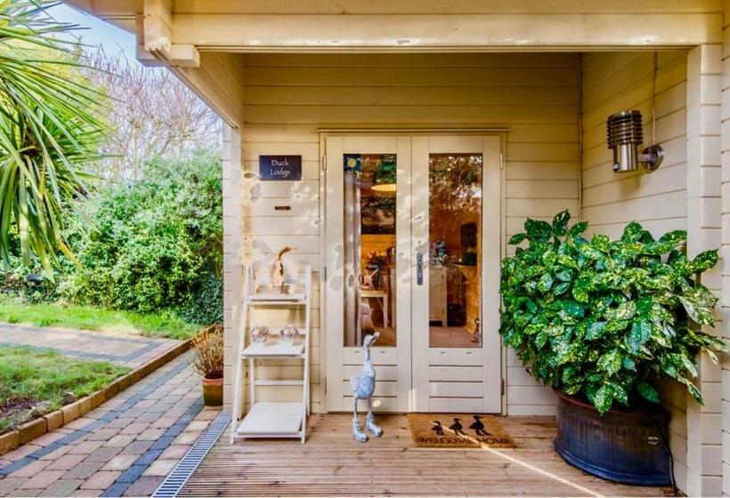 آپارتمان لوکس 1 خوابه, Duck Lodge B&b With Hot Tub