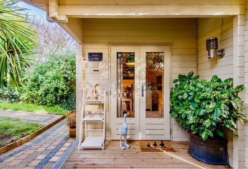 آپارتمان لوکس 1 خوابه, Duck Lodge B&b With Hot Tub