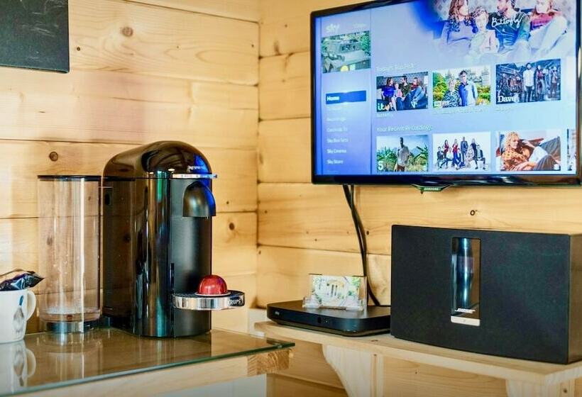 آپارتمان لوکس 1 خوابه, Duck Lodge B&b With Hot Tub