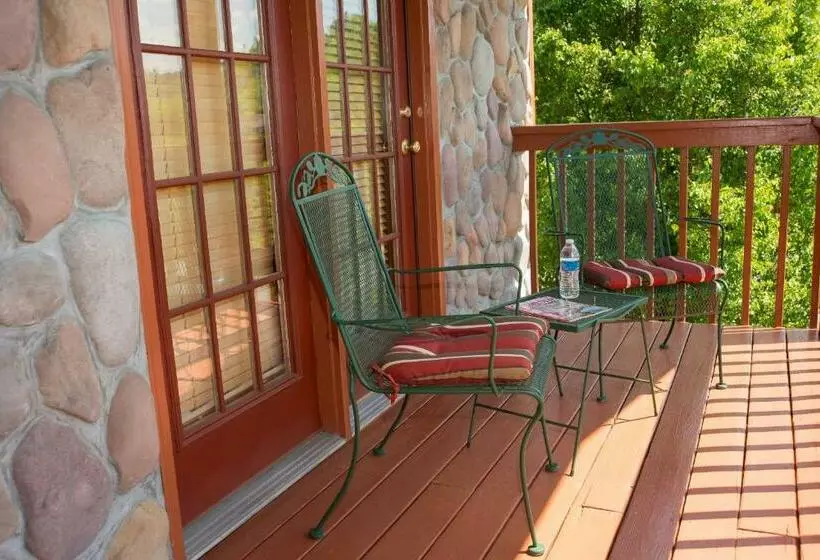 ロイヤルルーム, Berry Springs Lodge