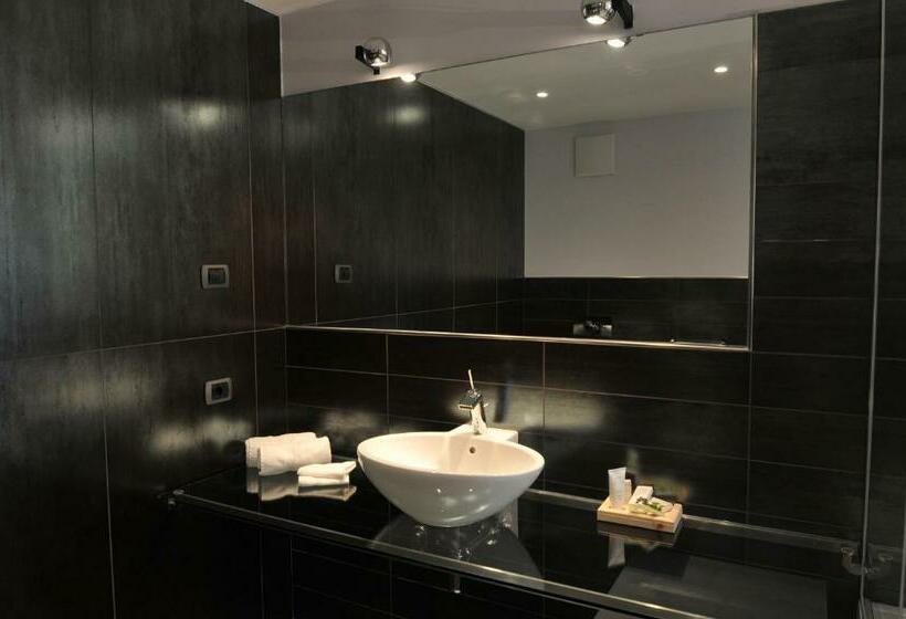 جناح جونيور, Chalet Laura Lodge