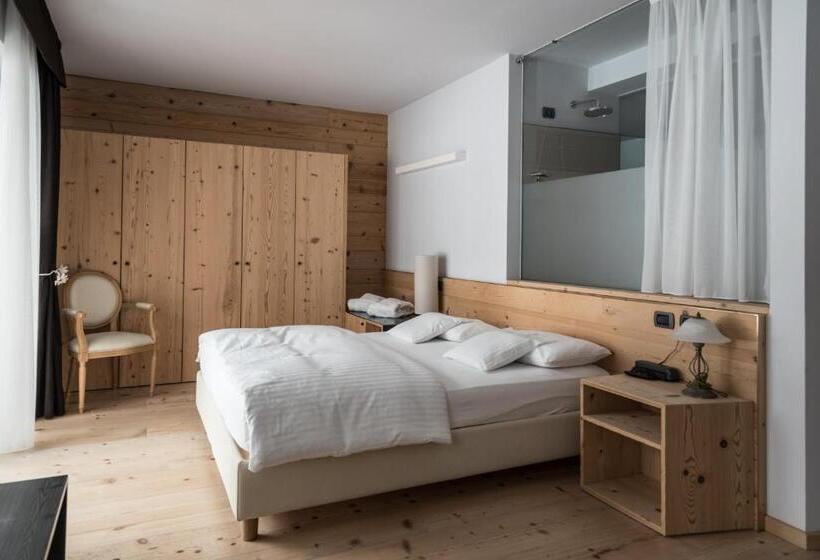 جناح جونيور, Chalet Laura Lodge