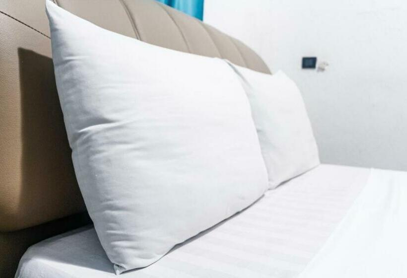 Люкс, Hill View Hotel West Airport