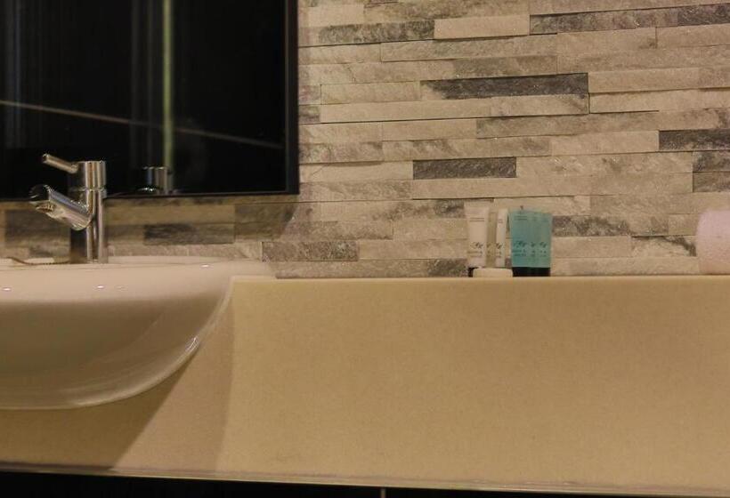 חדר משפחתי, Loch Long