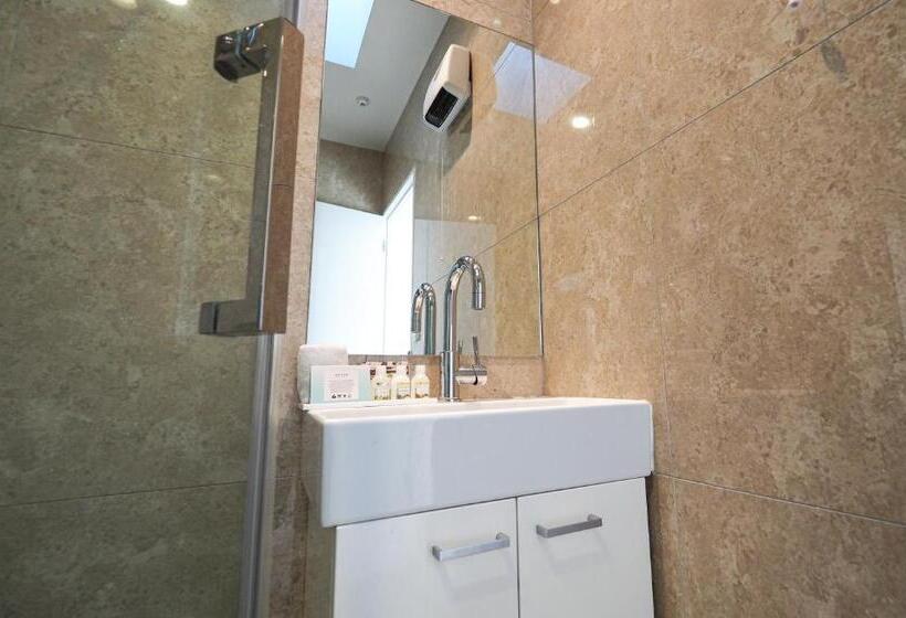 استودیوی سوپریور, Colombo Lodge