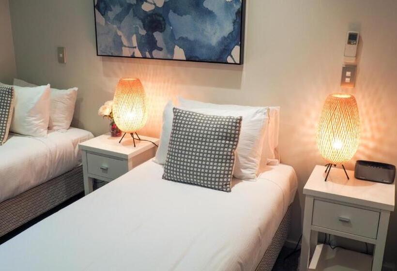 استودیوی سوپریور, Colombo Lodge