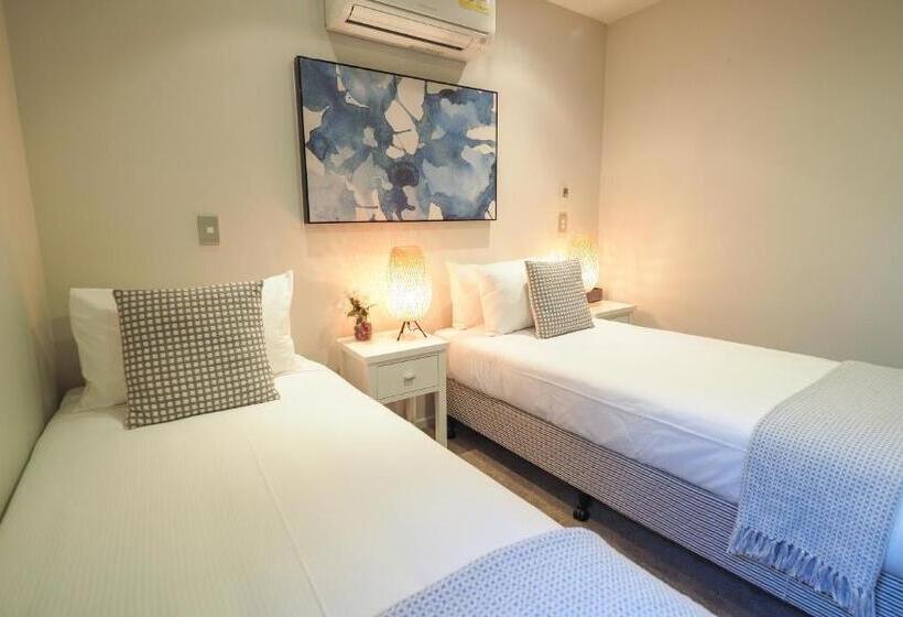 استودیوی سوپریور, Colombo Lodge