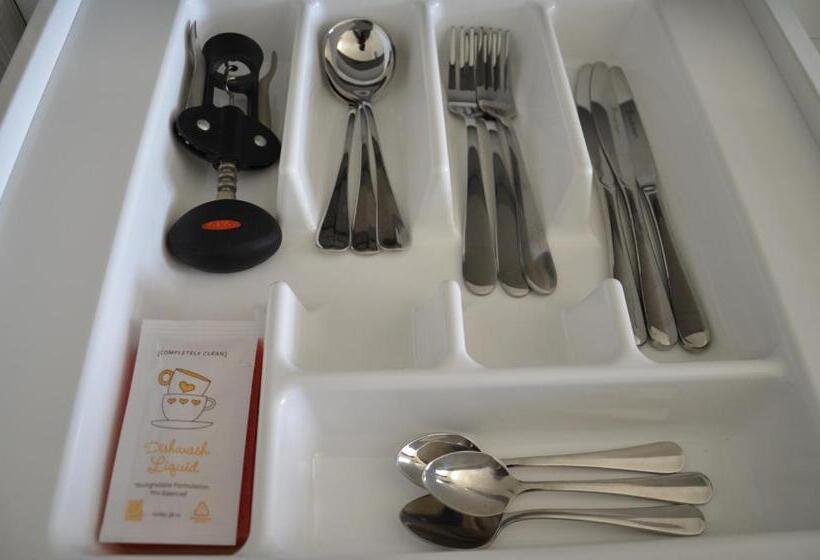 استودیوی سوپریور, Colombo Lodge