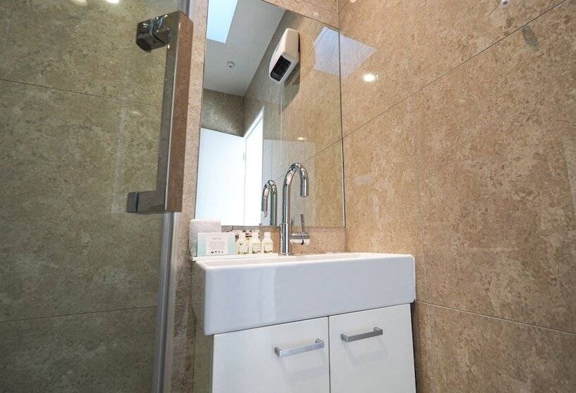 استودیوی سوپریور, Colombo Lodge