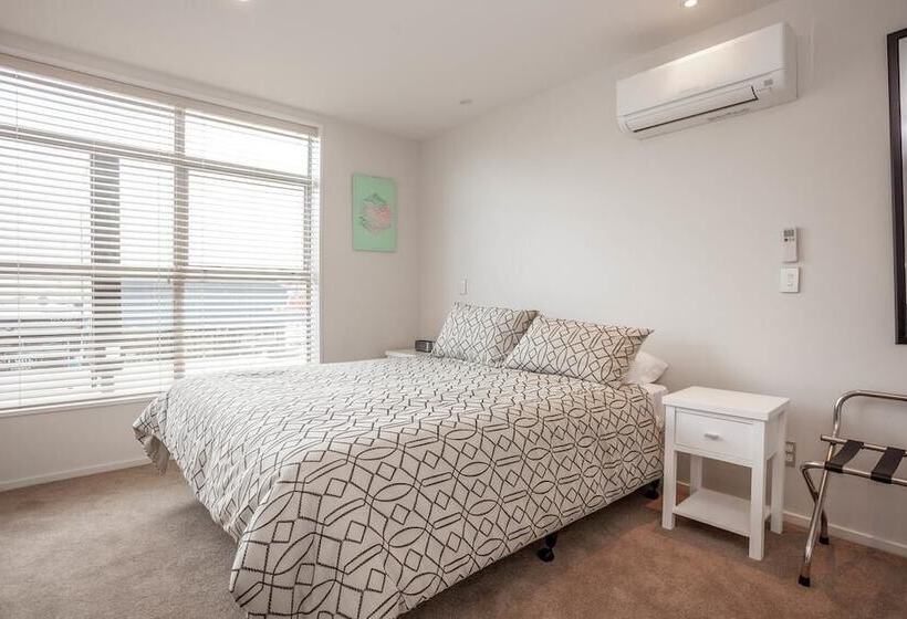 استودیوی سوپریور, Colombo Lodge