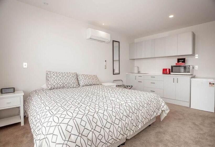 استودیوی سوپریور, Colombo Lodge