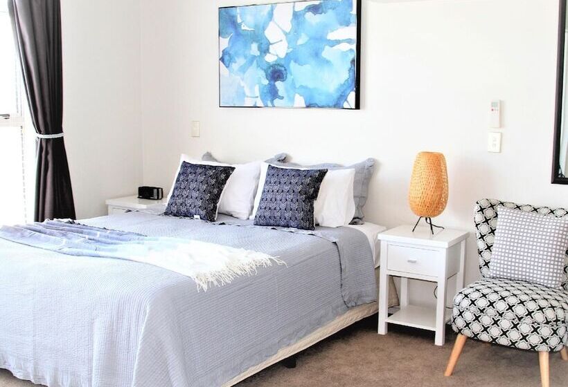 استودیوی سوپریور, Colombo Lodge