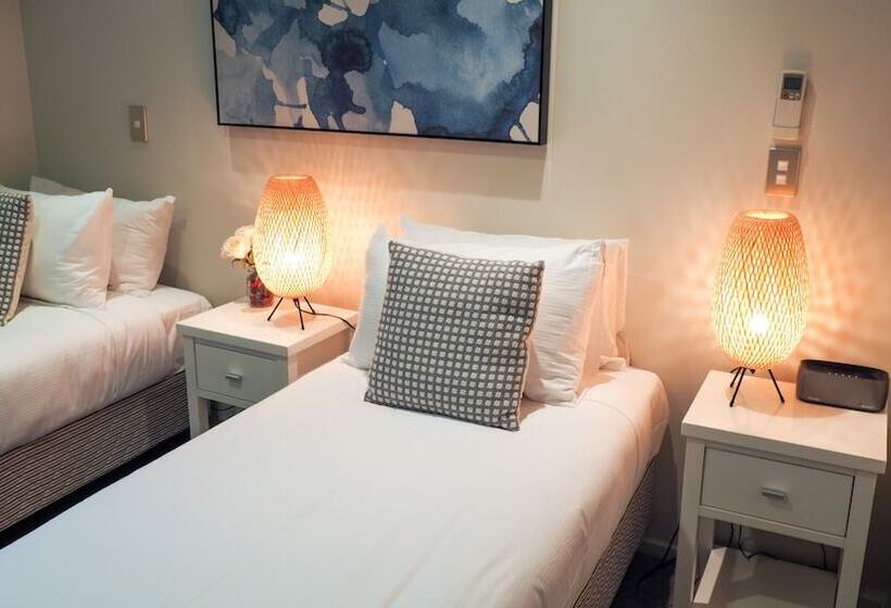 استودیوی سوپریور, Colombo Lodge