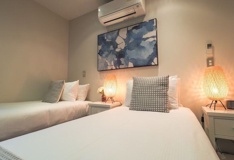 استودیوی سوپریور, Colombo Lodge