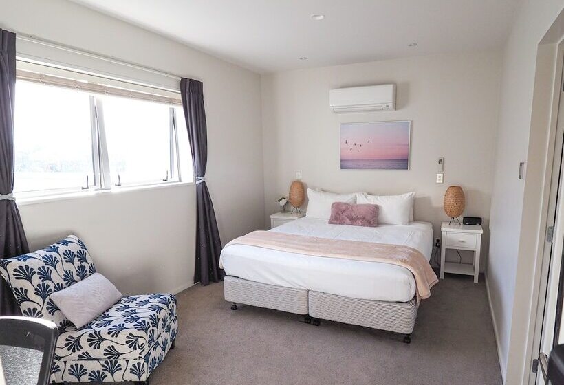 استودیوی سوپریور, Colombo Lodge