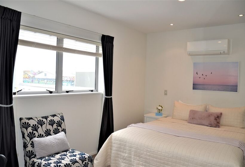 استودیوی سوپریور, Colombo Lodge