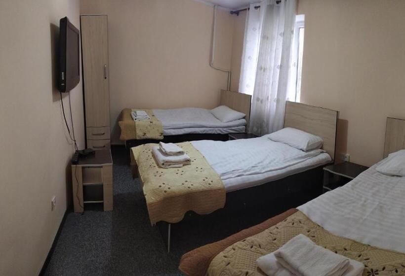 اتاق استاندارد سه نفره, Dungan House