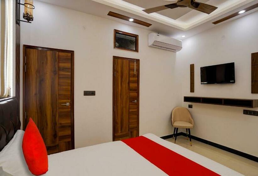 Triple Classic Room, Oyo Flagship Charm Wood Exotica