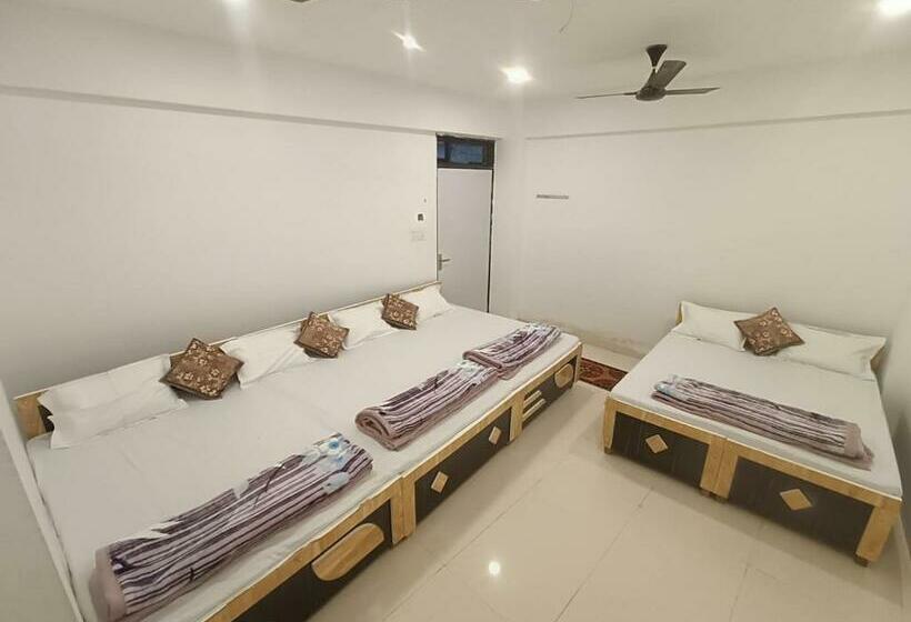 Quarto Familiar, Meera