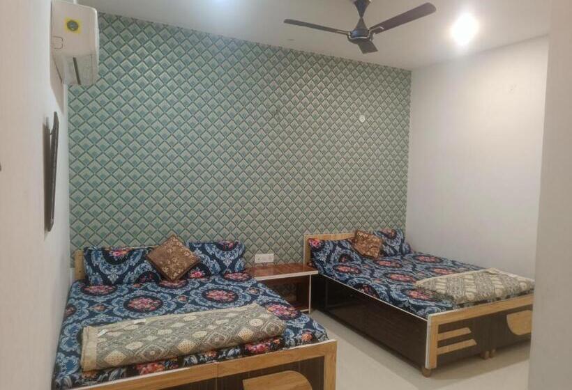 Quarto Deluxe, Meera