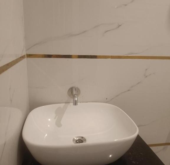 Quarto Deluxe, Meera