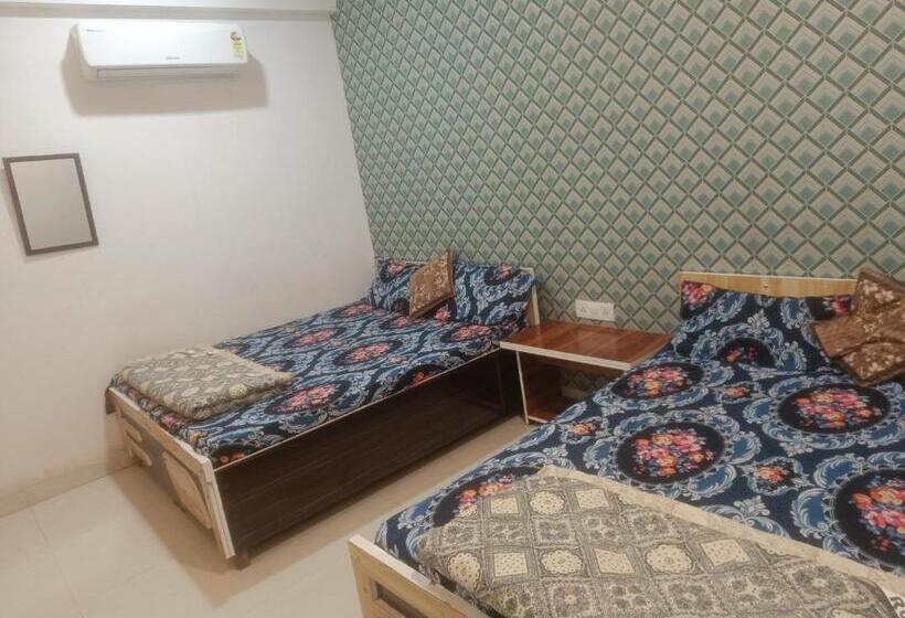 Deluxe Room, Meera