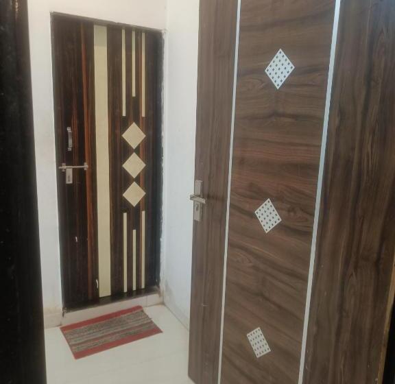 Quarto Deluxe, Meera