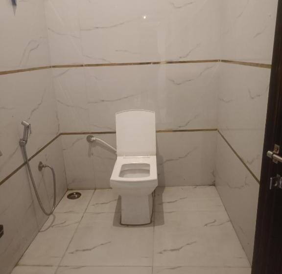 Quarto Deluxe, Meera