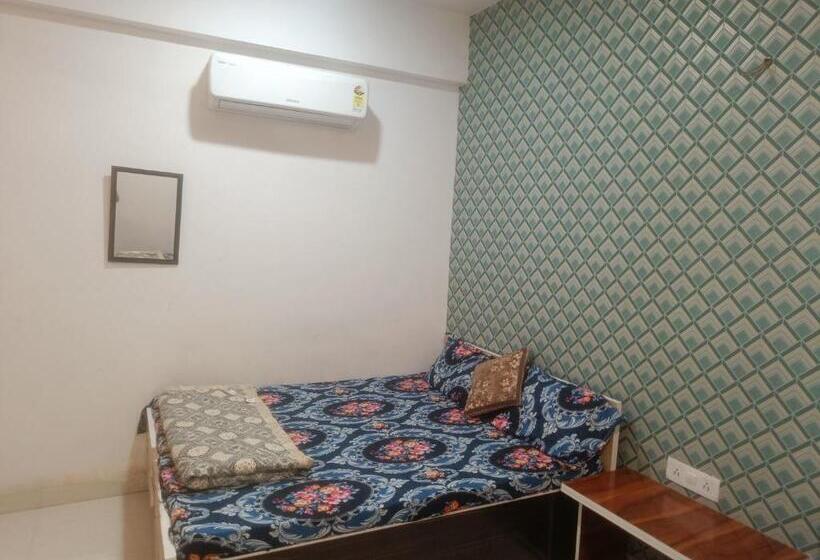 Quarto Deluxe, Meera