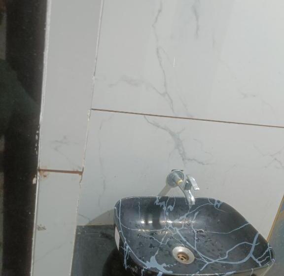 Quarto Economy, Meera