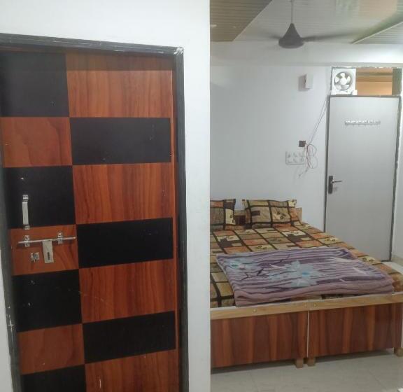 Economy Room, Meera