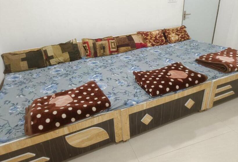 Quarto Familiar, Meera