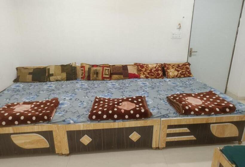 Quarto Familiar, Meera