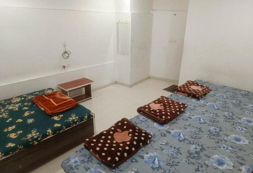 Quarto Familiar, Meera