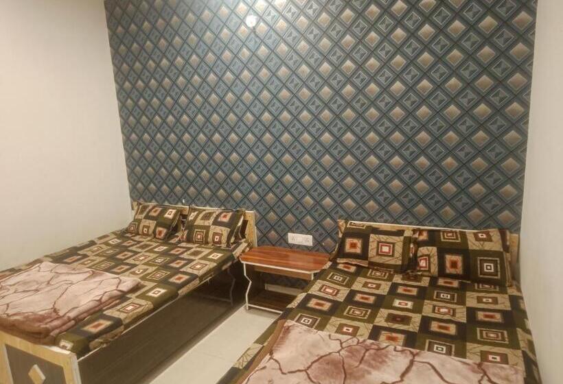 Quarto Deluxe, Meera