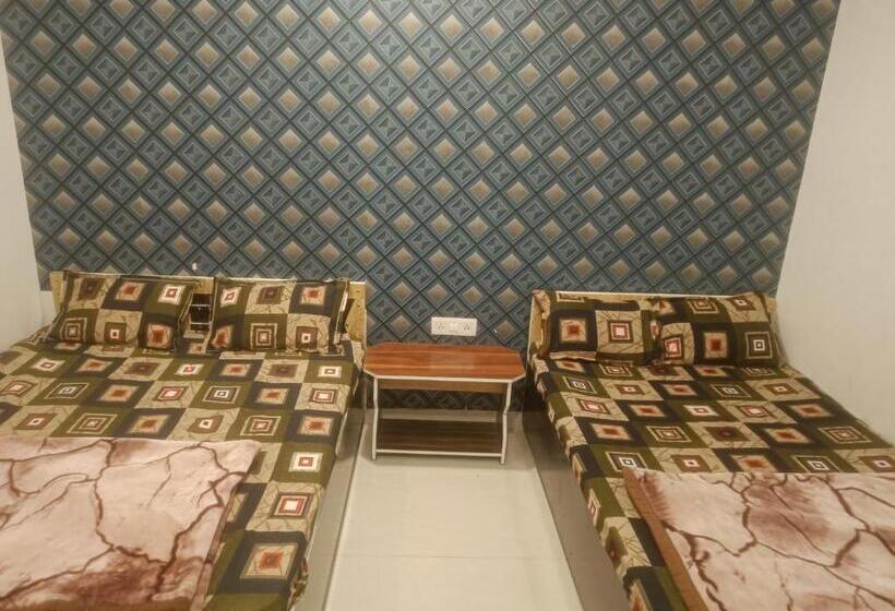 Quarto Deluxe, Meera